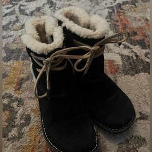 UGG Women’s Cove Black Suede 5178 Shearling Ankle Winter Boots Size US 8